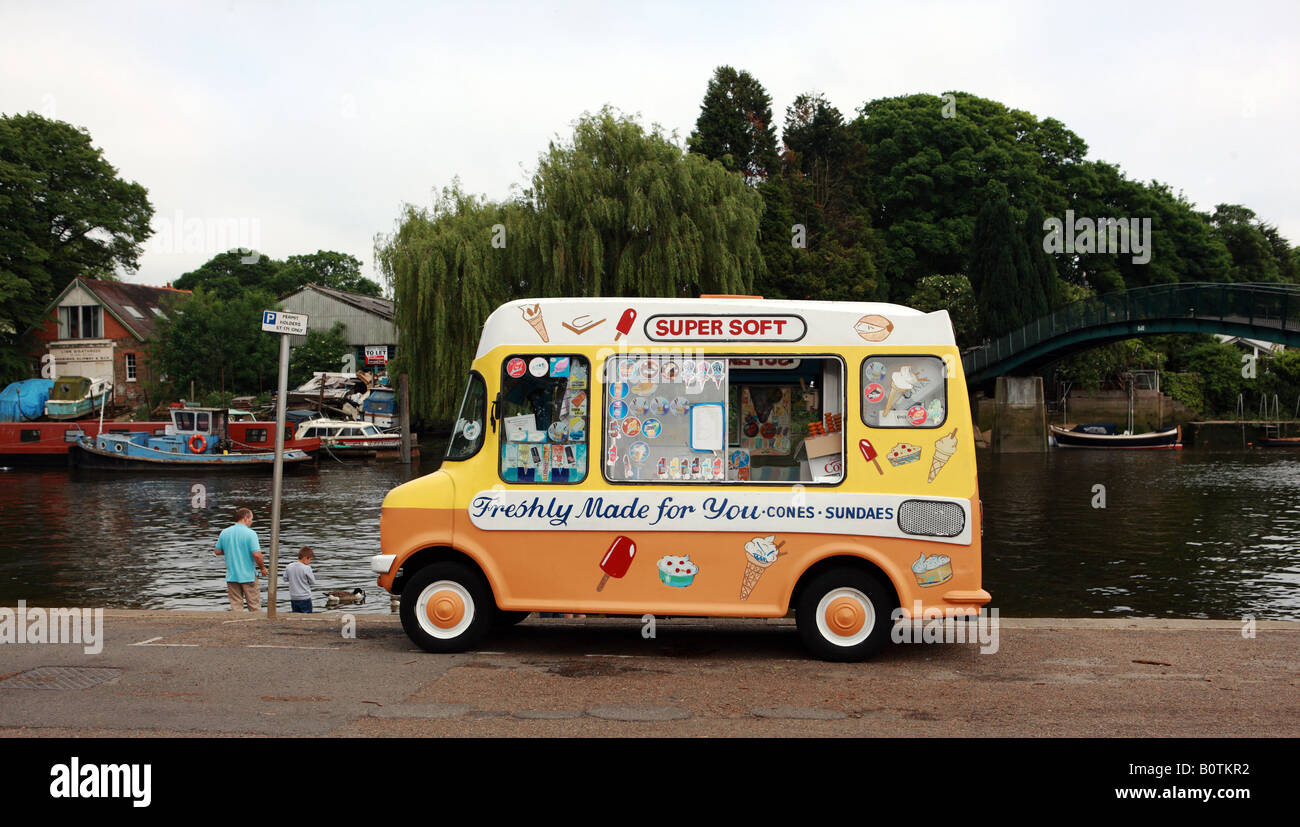 Un gelato van sulla banca del fiume Tamigi. Foto Stock
