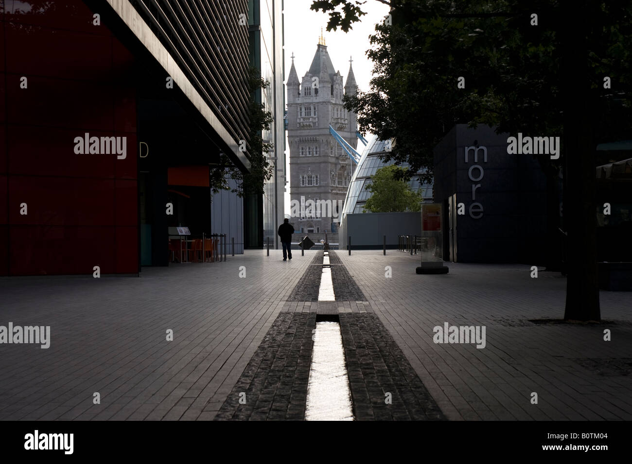 Guardando verso il Tower Bridge di Londra più nelle prime ore del mattino Foto Stock