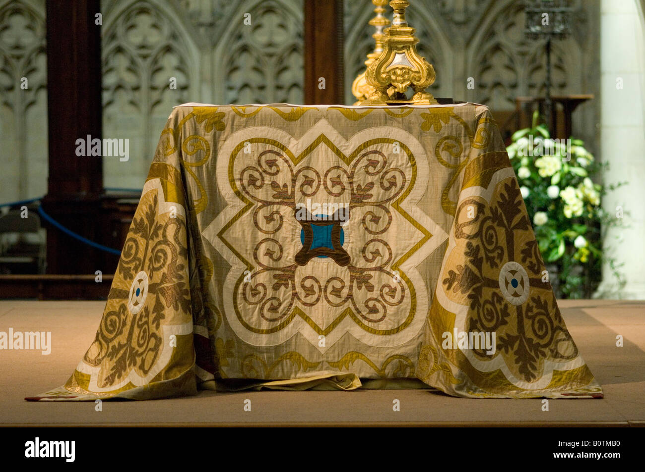 Altare decorativo panno in una chiesa Foto Stock