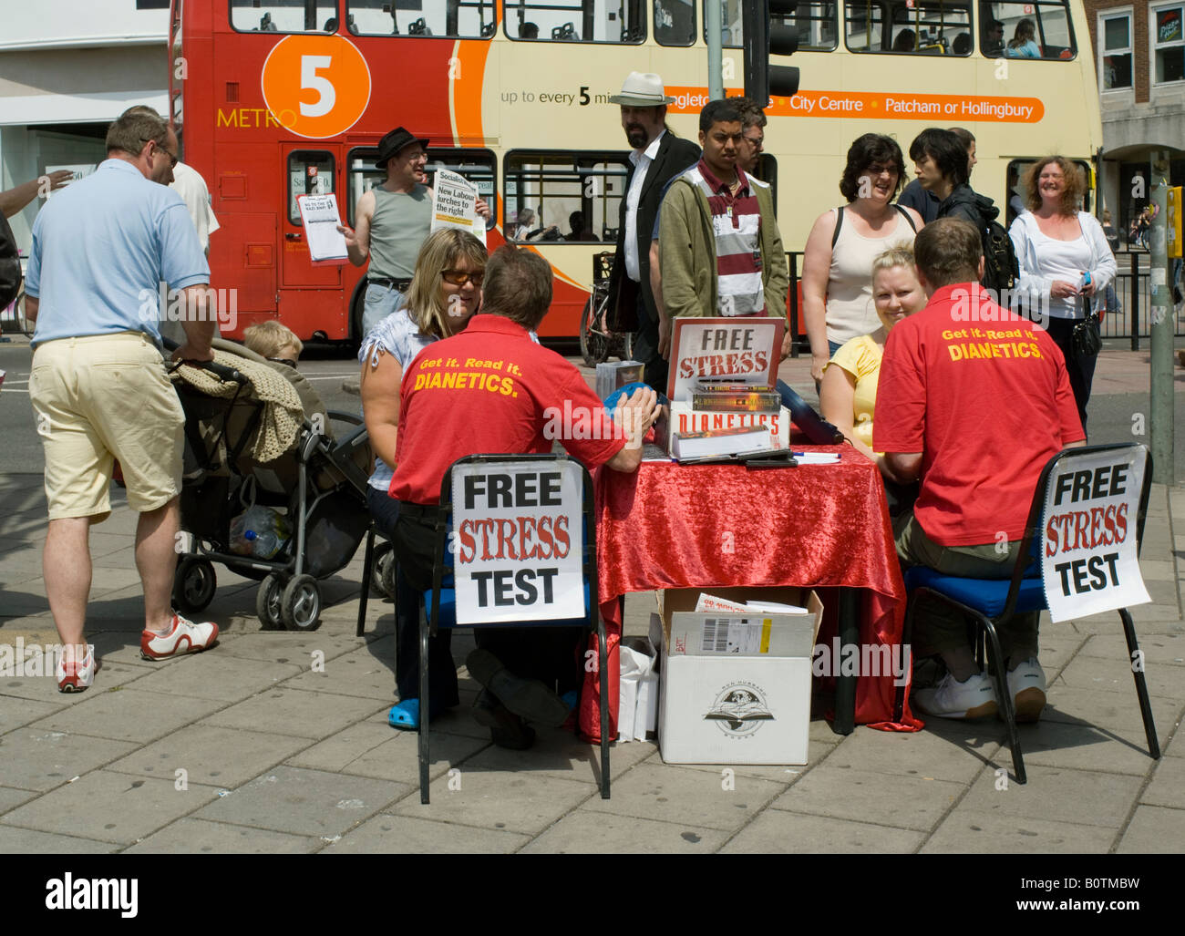 Gli scientologisti offrire gratuitamente i test di stress per gli amanti dello shopping in una trafficata sabato al di fuori di un centro commerciale a Brighton Inghilterra 2008 Foto Stock