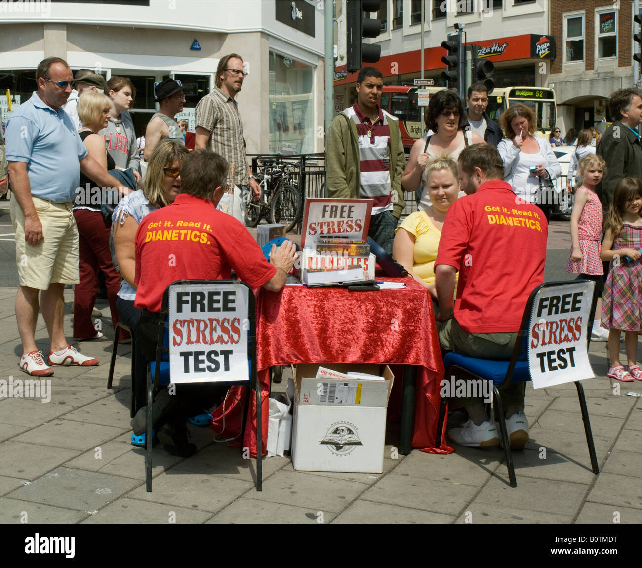 Gli scientologisti offrire gratuitamente i test di stress per gli amanti dello shopping in una trafficata sabato al di fuori di un centro commerciale a Brighton Inghilterra Foto Stock