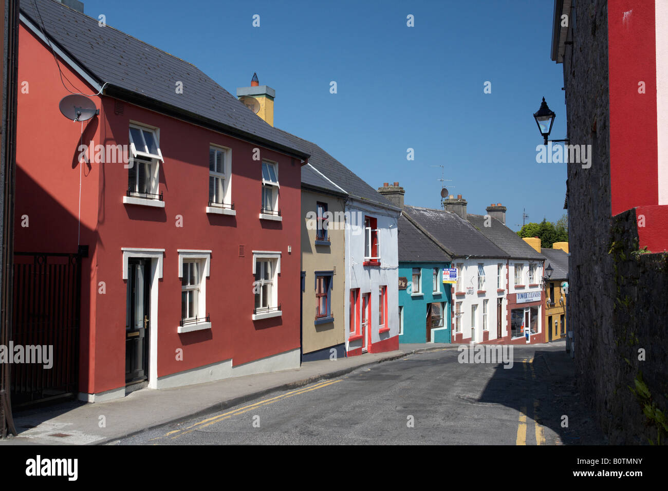 Nuovo e ricostruito case in stile tradizionale in piccole e strette strade principali di killala County Mayo Repubblica di Irlanda Foto Stock