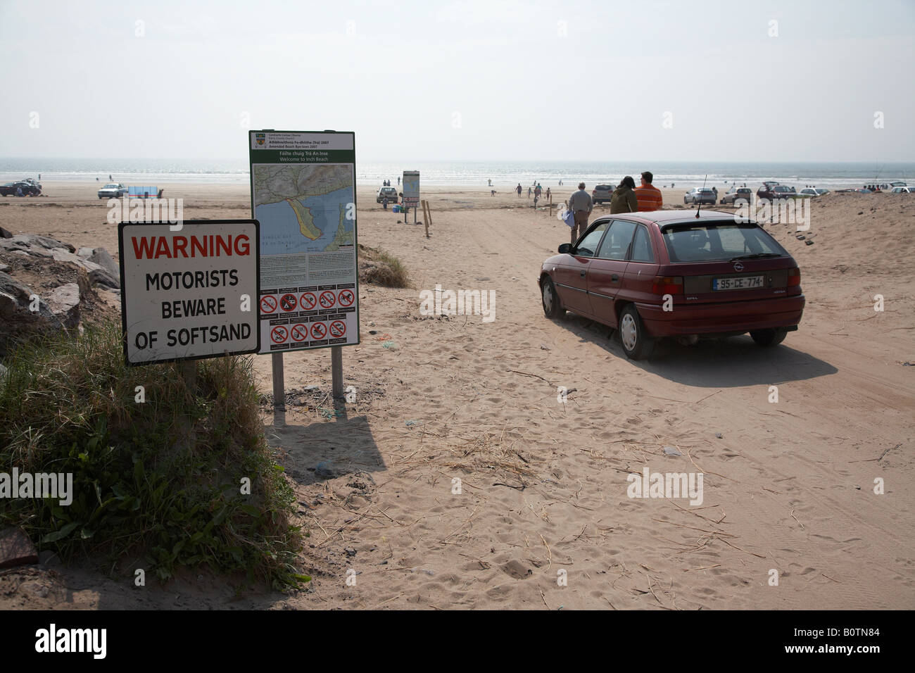 Segno attenzione agli automobilisti di sabbia morbida come unità auto sulla spiaggia inch strand beach County Kerry penisola di Dingle Repubblica di ire Foto Stock