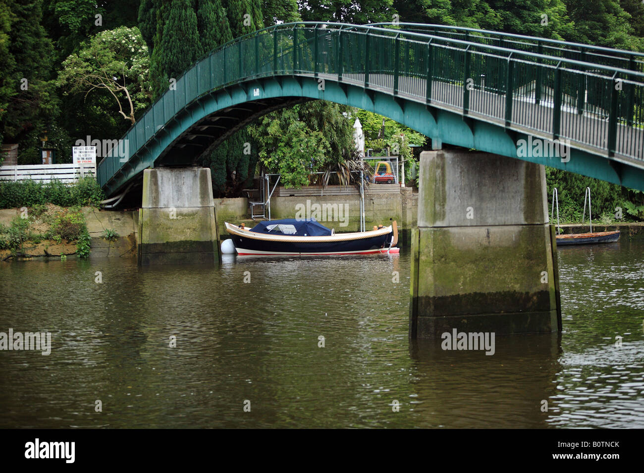 Passerella in ferro che conduce alla torta di anguilla isola, Twickenham. Foto Stock