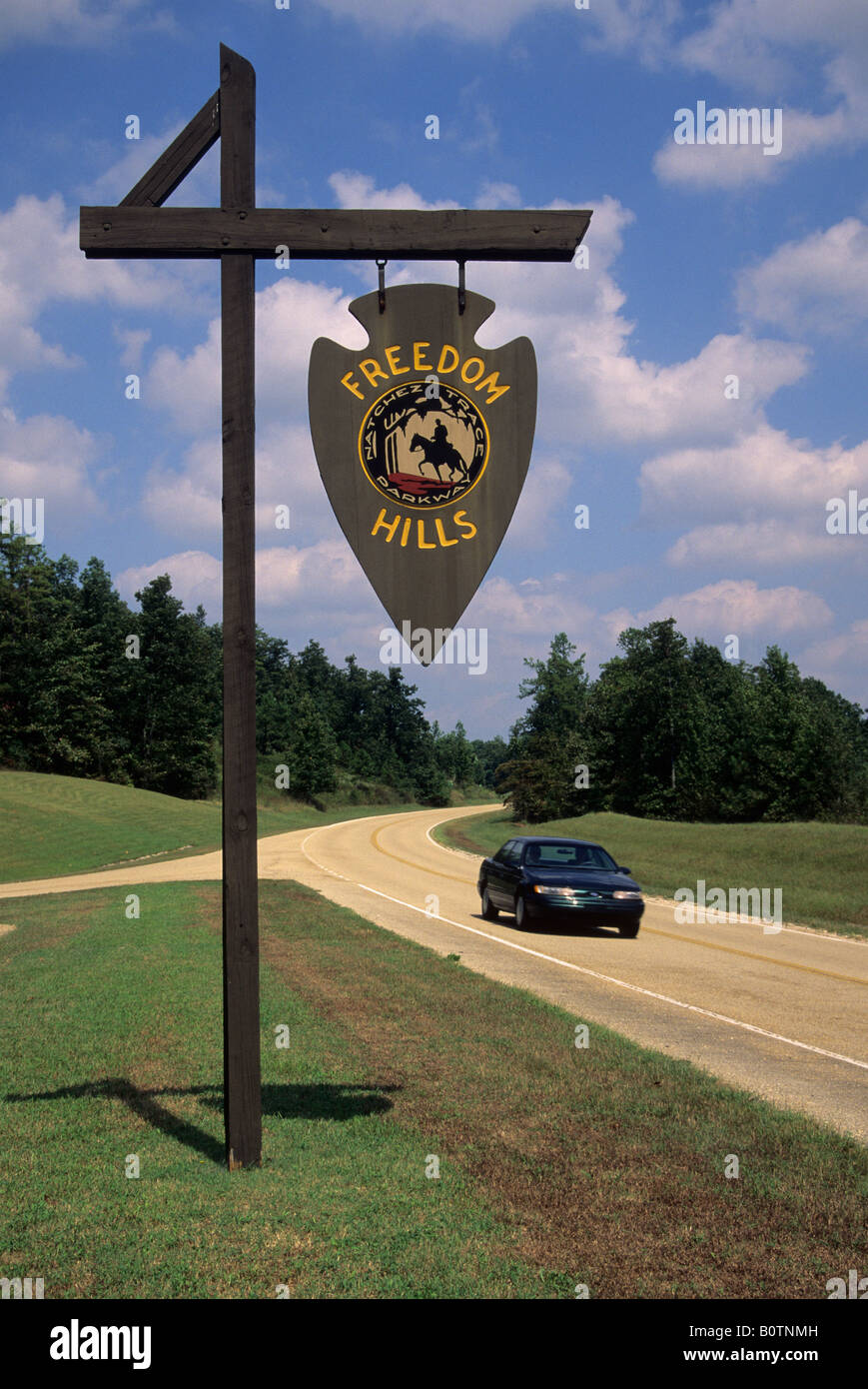 Natchez Trace Parkway, Alabama, Stati Uniti d'America. Libertà Hills Road marcatore, è il punto più elevato della Parkway, elevazione 800 piedi, Miglio 317. Foto Stock