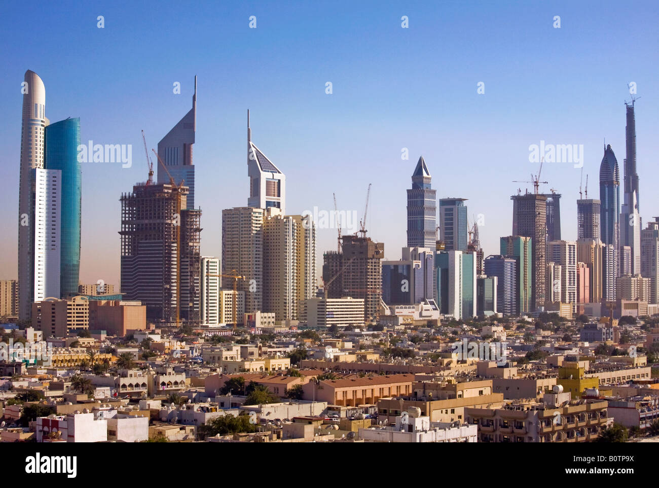 Vista in elevazione verso i grattacieli su Sheikh Zayed Road a Dubai, Emirati Arabi Uniti. Foto Stock