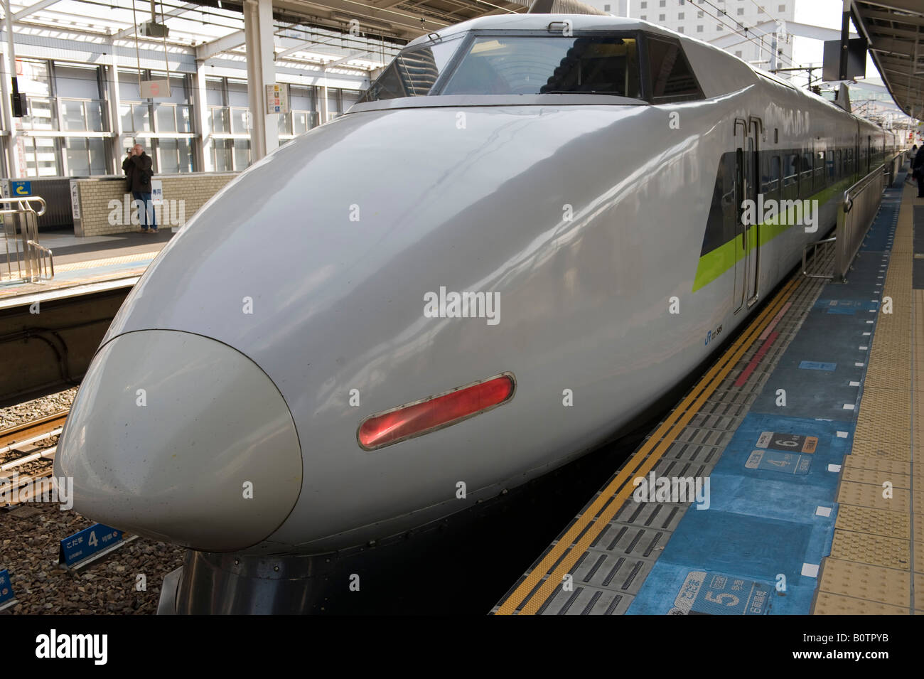 Kyoto, Giappone. Un treno bullet (Shinkansen) in attesa nella stazione ferroviaria centrale Foto Stock