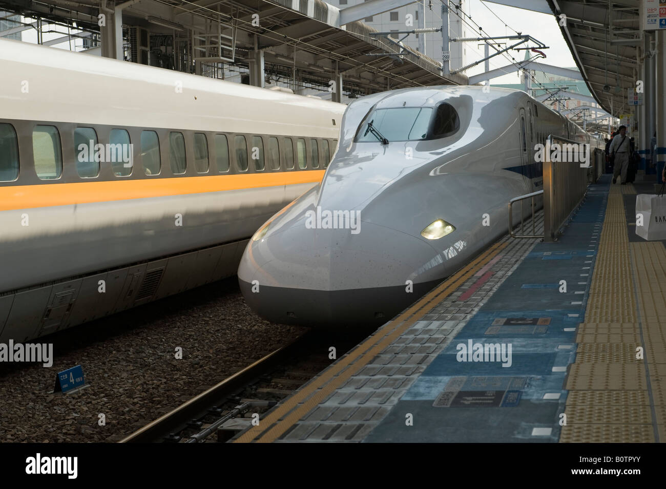 Kyoto, Giappone. Un treno bullet (Shinkansen) in attesa nella stazione ferroviaria centrale Foto Stock