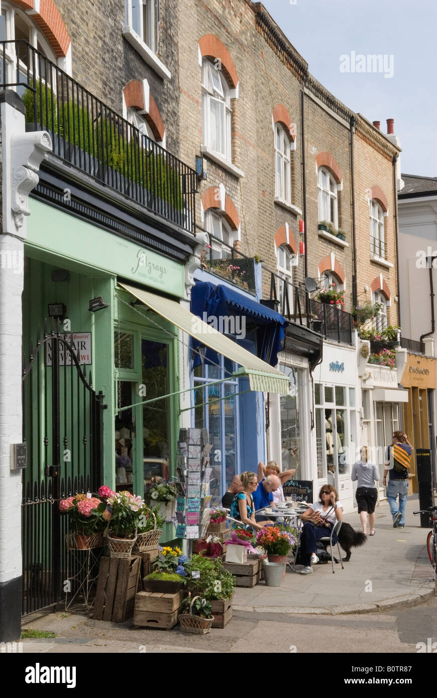 Primrose Hill, Regents Park Road, negozi e caffè. Persone che si godono un caffe' seduto fuori da un caffe'. Londra, Inghilterra, 25 maggio 2008. HOMER SYKES Foto Stock