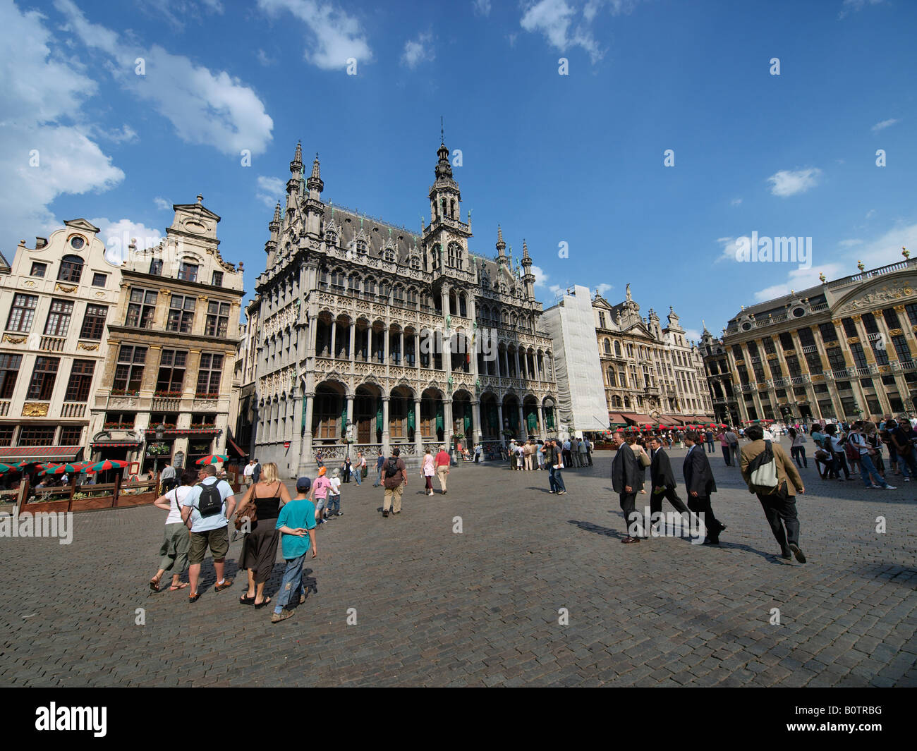 Grand Place la piazza principale della città Bruxelles Belgio con molti turisti ammirando il XVII secolo Foto Stock