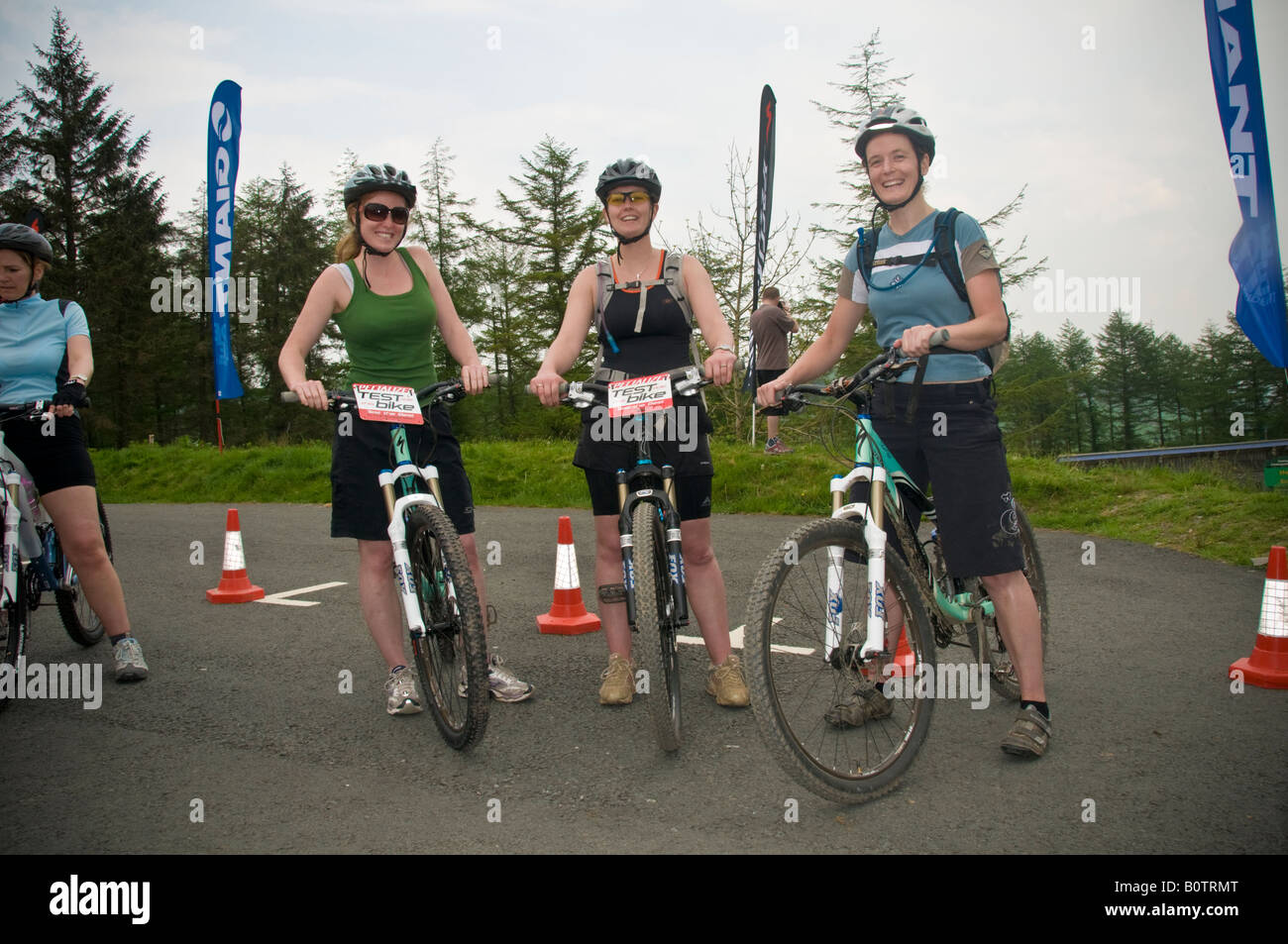 Tre donne in Mountain Bike weekend di dimostrazione a Nant Yr Arian Forest park Galles Ceredigion REGNO UNITO Foto Stock