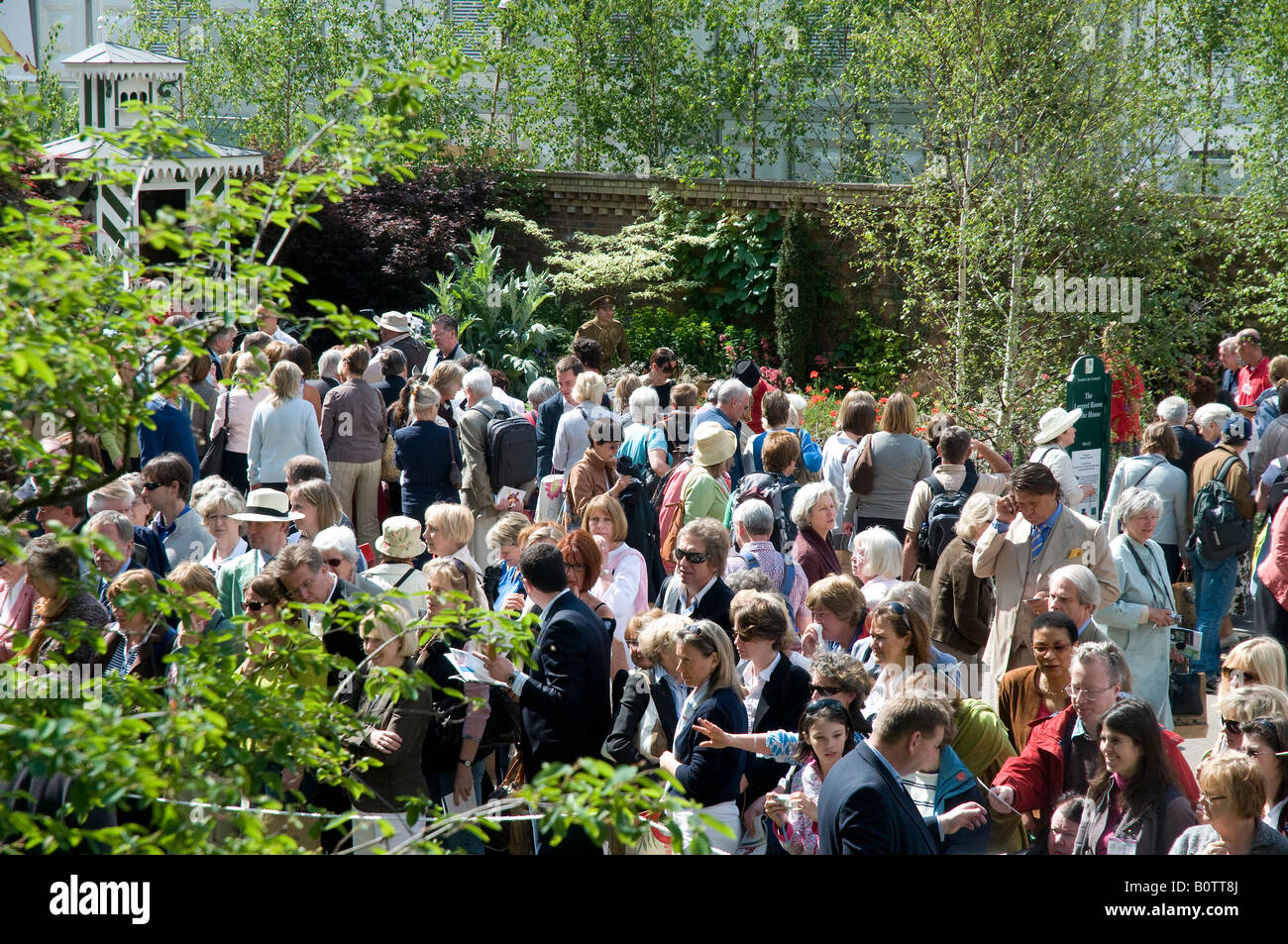 La folla della RHS Chelsea Flower Show, sponsorizzato da Marshalls, Londra, Inghilterra Maggio 2008 Foto Stock