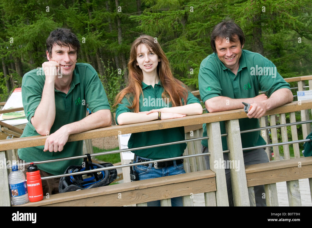 Tre giovani commissione forestale di lavoratori presso Nant Yr Arian Forest park Galles Ceredigion REGNO UNITO Foto Stock
