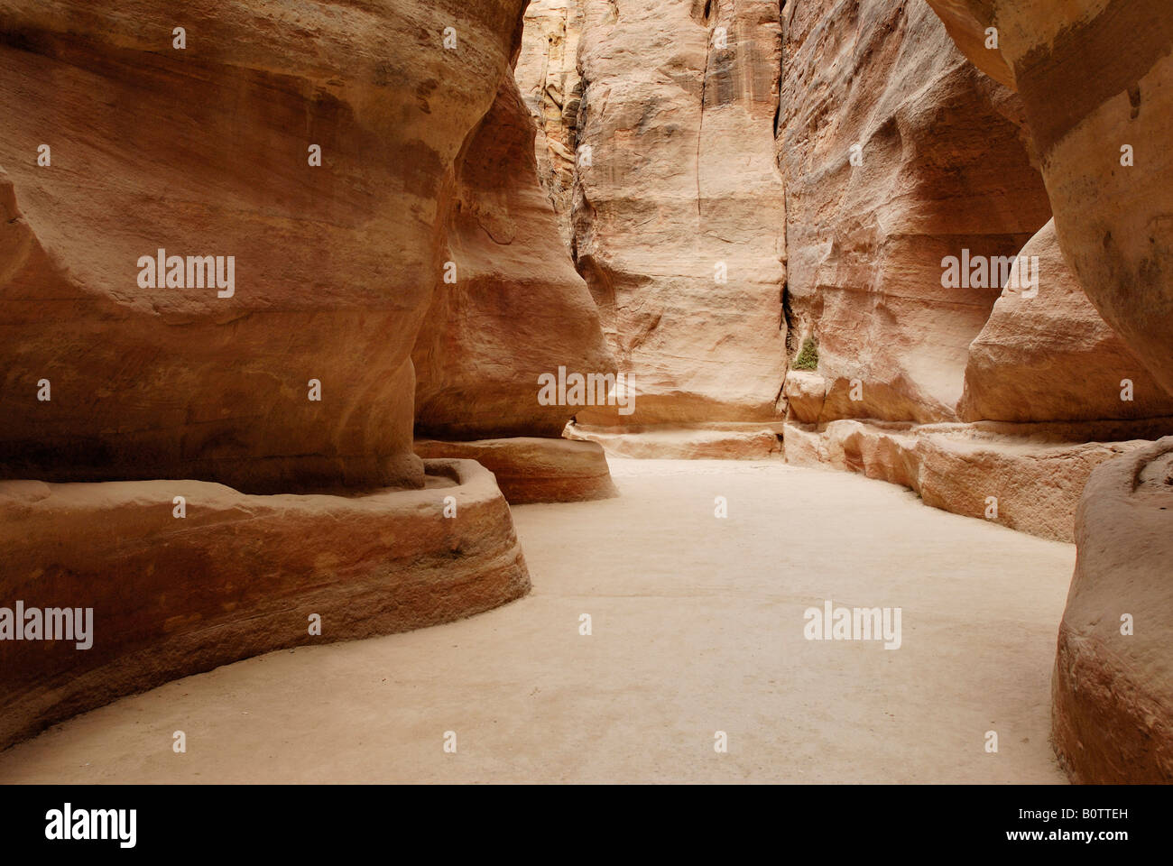 Come Siq o canyon in Nabataean città antica Petra alimentazione idrica alle rocce Giordania Arabia Foto Stock