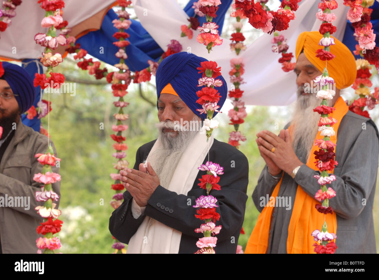 Vaisakhi parade leader religiosi in Birmingham Foto Stock
