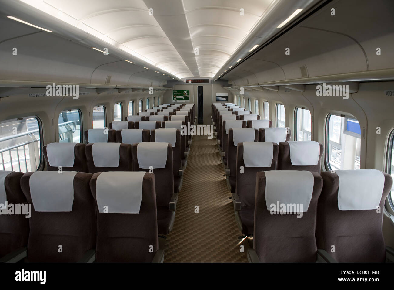 Il Giappone. L'immacolata interno di un Shinkansen (treno veloce) pronti per la partenza Foto Stock