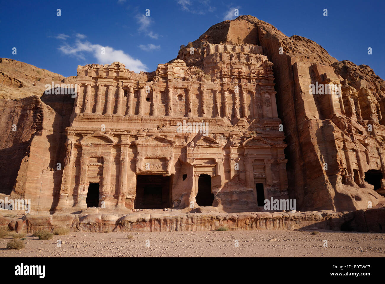 Tomba del palazzo le tombe reali scavate nella parete ovest di al Khubtha Nabataean montagna città antica Petra Giordania Arabia Foto Stock