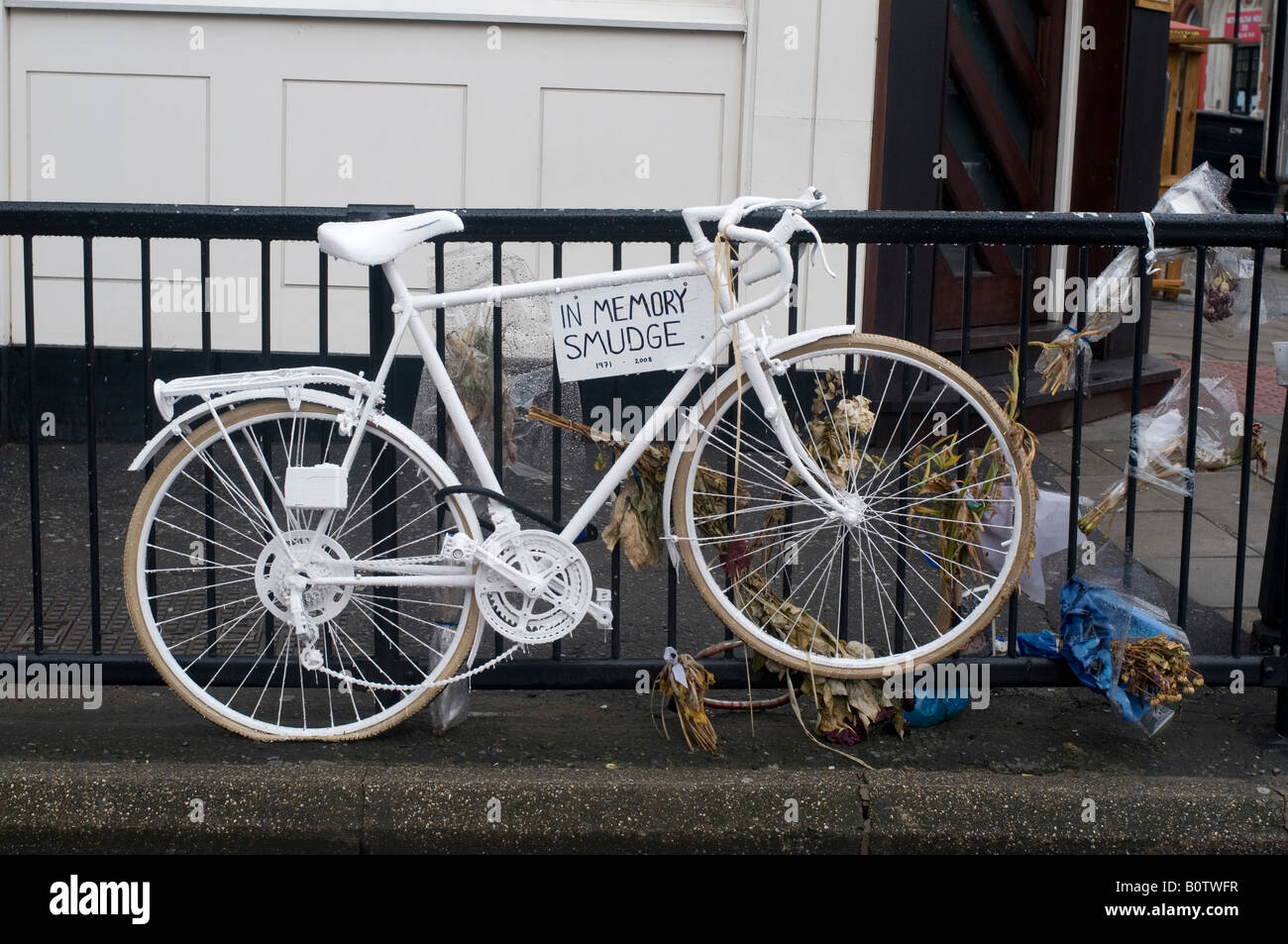 Londra 24 maggio 2008 Ghost bike, un monumento al Ciclista ucciso in incidente stradale Foto Stock