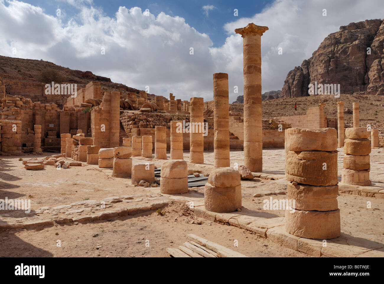 Colonne a grande tempio Nabataean antica città Petra Giordania Arabia Foto Stock