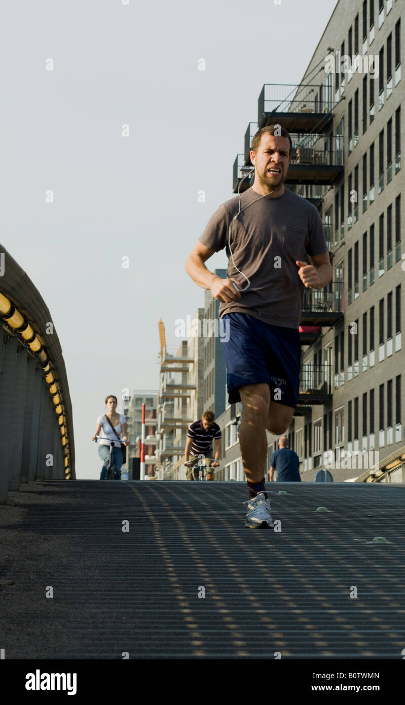 Uomo che corre in Amsterdam Foto Stock