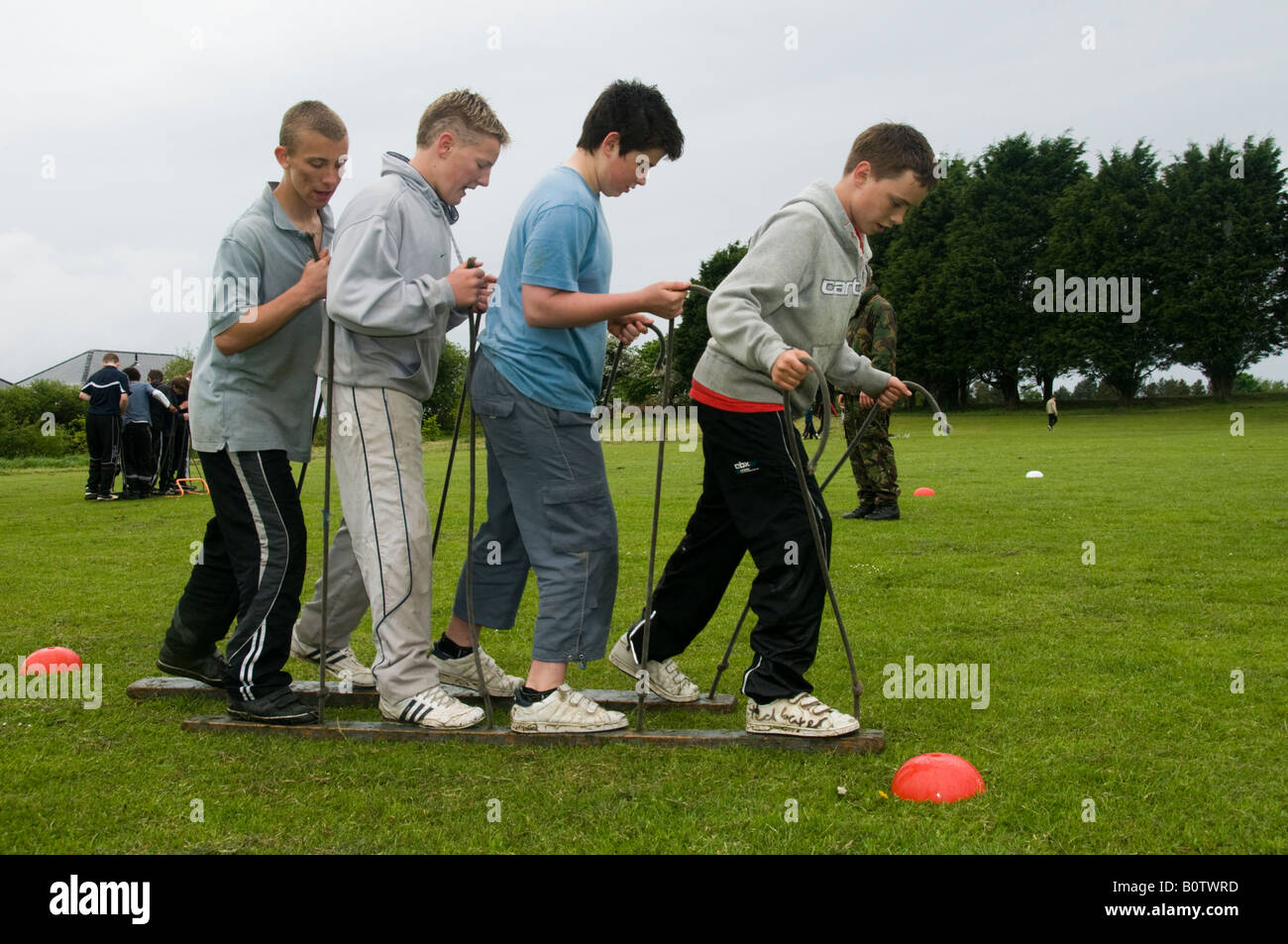Gli alunni a Penglais Scuola Secondaria Aberystwyth su un team building experience day di attività fisica - plank walking Foto Stock