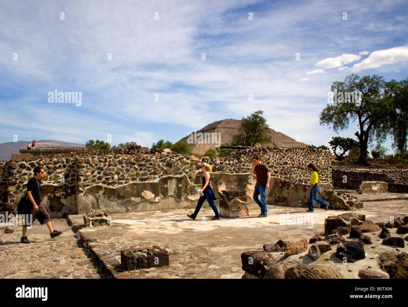 I turisti di esplorare le rovine di Teotihuacan, il più grande sito archeologico in Messico e in Mesoamerica, Foto Stock