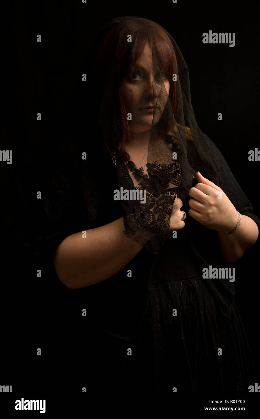 Donna vestita di nero lutto vestiti come se a un funerale di un amico Foto  stock - Alamy
