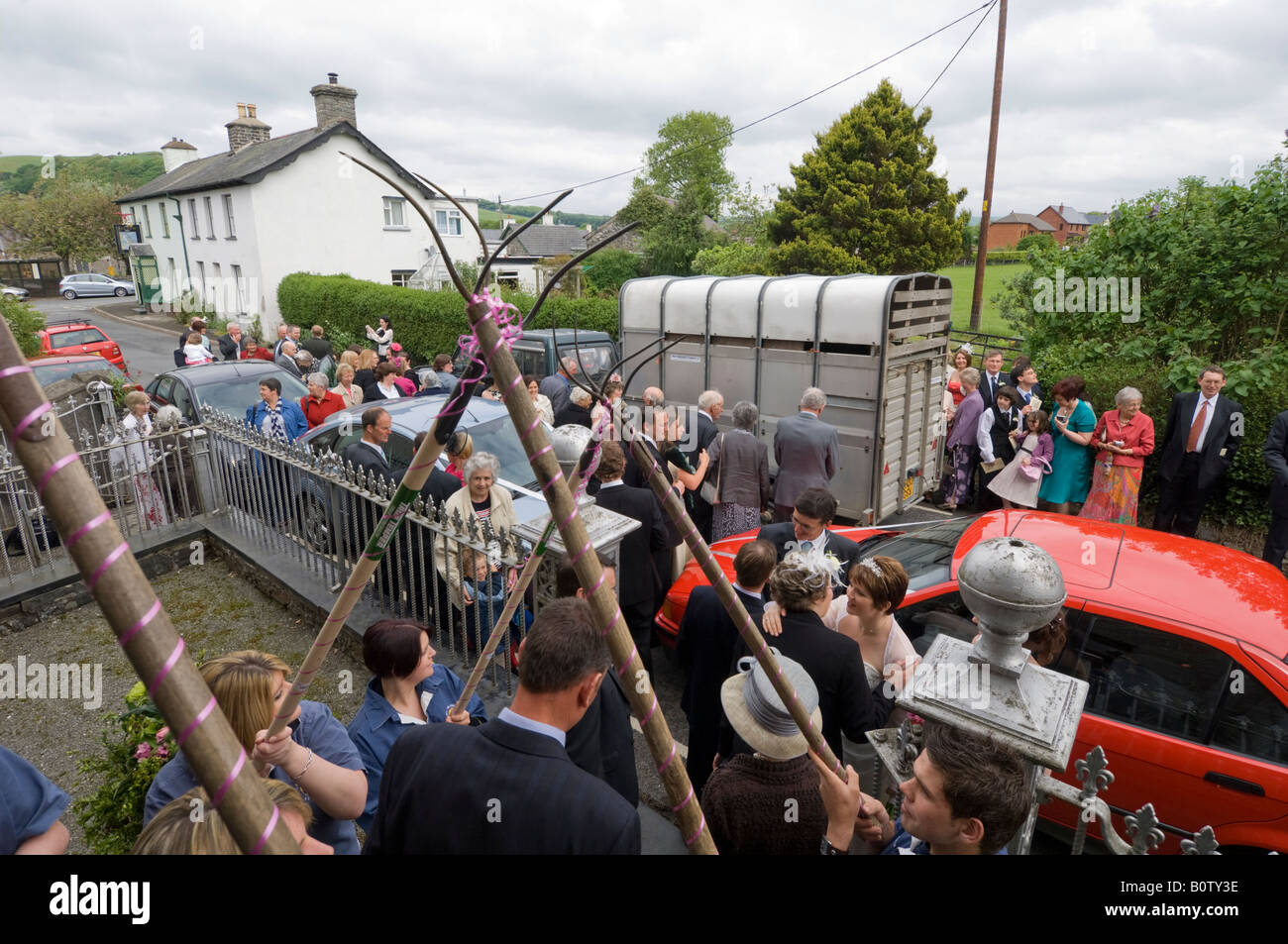 Rurale gallese wedding - gli ospiti sulla strada fuori la cappella , villaggio Llanilar Galles Ceredigion REGNO UNITO Foto Stock