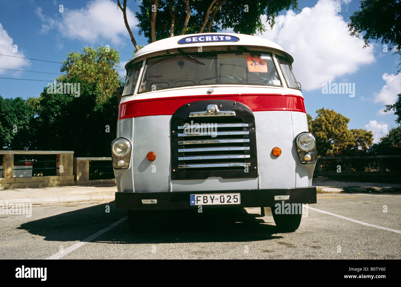 Ott 9, 2007 - Bedford school bus presso il terminal degli autobus di Victoria sull'isola Maltese di Gozo. Foto Stock