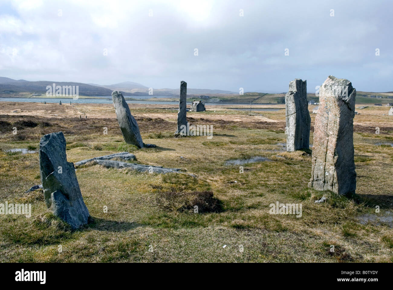 Callanish III cerchio di pietra, isola di Lewis, Scozia, con altri Callanish pietre in piedi in distanza Foto Stock