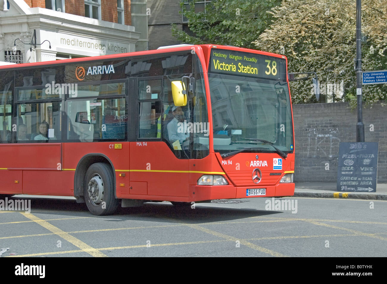 Bendy bus girando Clerkenwell Islington London REGNO UNITO Foto Stock