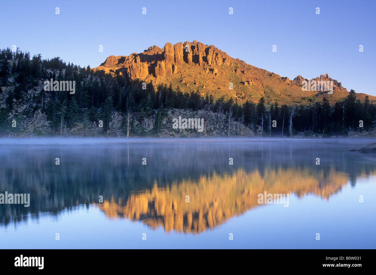 Abbassare Kinney lago vicino Ebbetts Pass, Toiyabe National Forest, Sierra Nevada, in California, Stati Uniti d'America Foto Stock