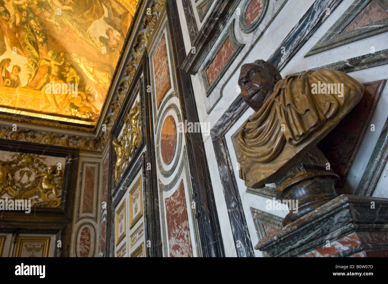 Busto in marmo nel Palazzo di Versailles o Château de Versailles. Francia Foto Stock