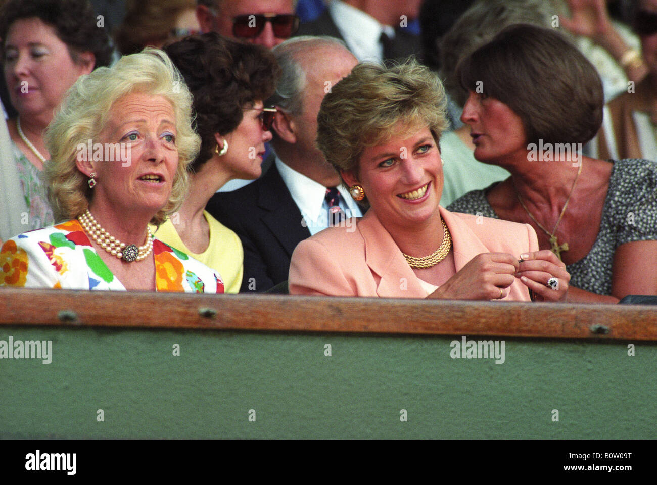 Diana Principessa del Galles al Wimbledon Tennis Championships con sua madre Frances Shand Kydd. 4 luglio 1993. Foto di David Bagnall. Principessa Diana Foto Stock