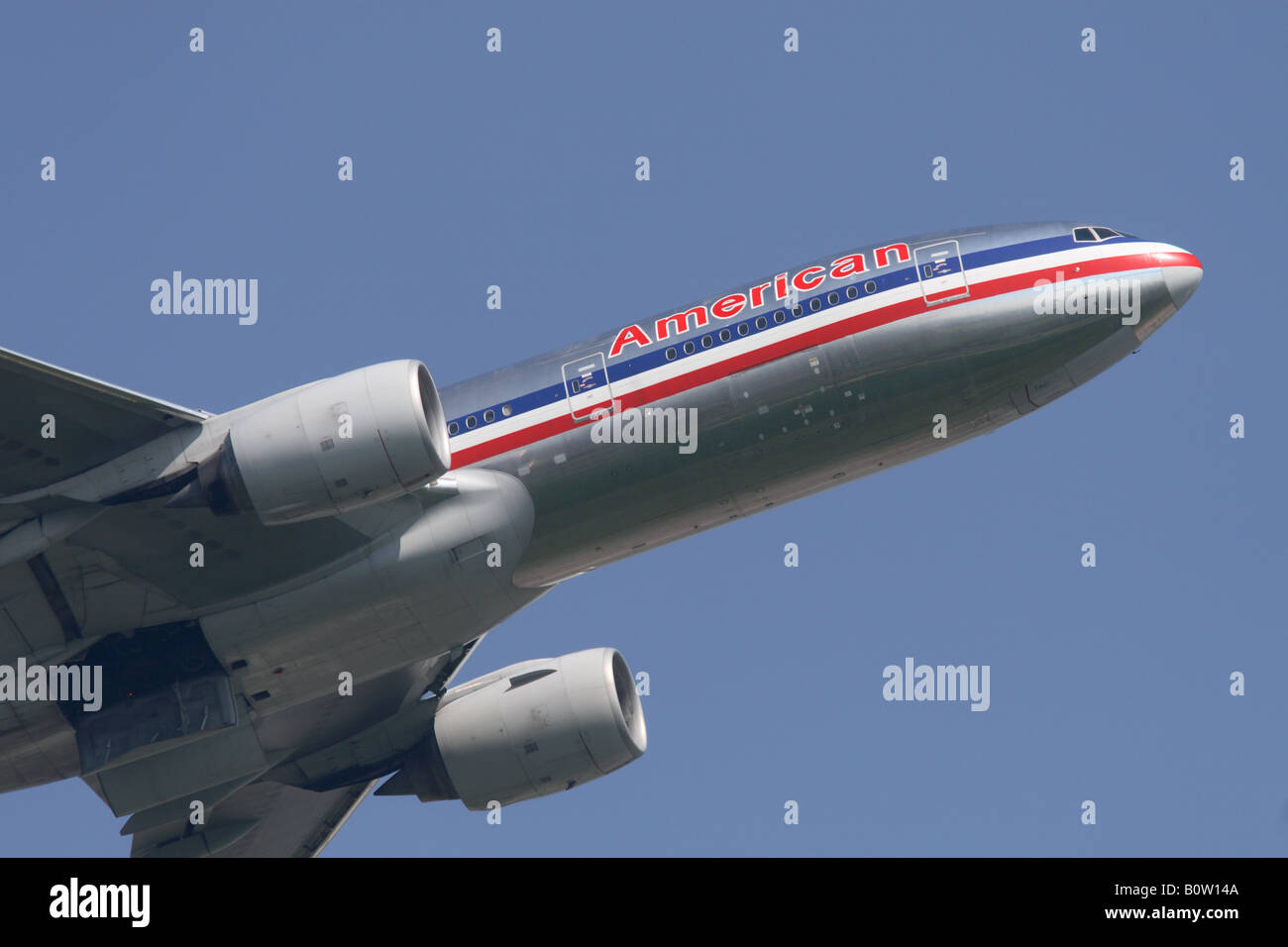 American Airlines Boeing 777 aereo jet prendendo il largo flying partenza Foto Stock