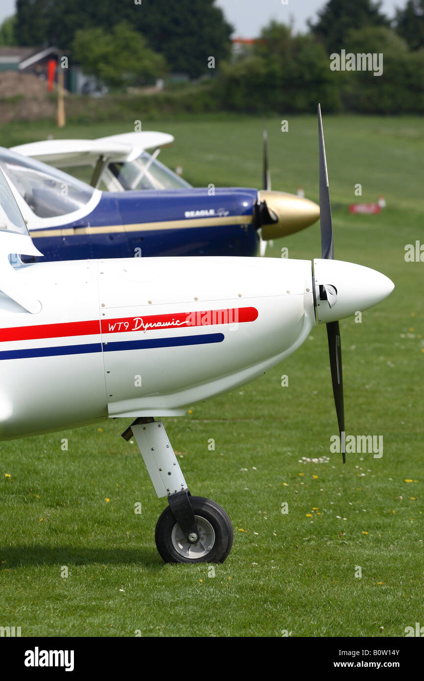 Aeromobili leggeri aerei parcheggiati in un campo di aviazione di erba pista di atterraggio per aerei Foto Stock