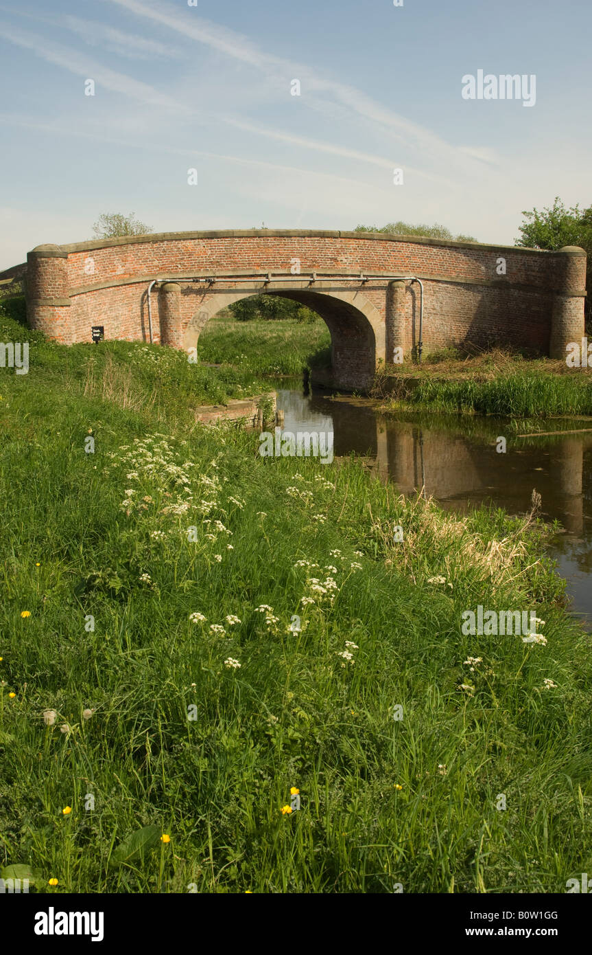 Chiesa ponte tradizionali mattoni rossi attraversando il Pocklington canal, East Yorkshire, Regno Unito Foto Stock