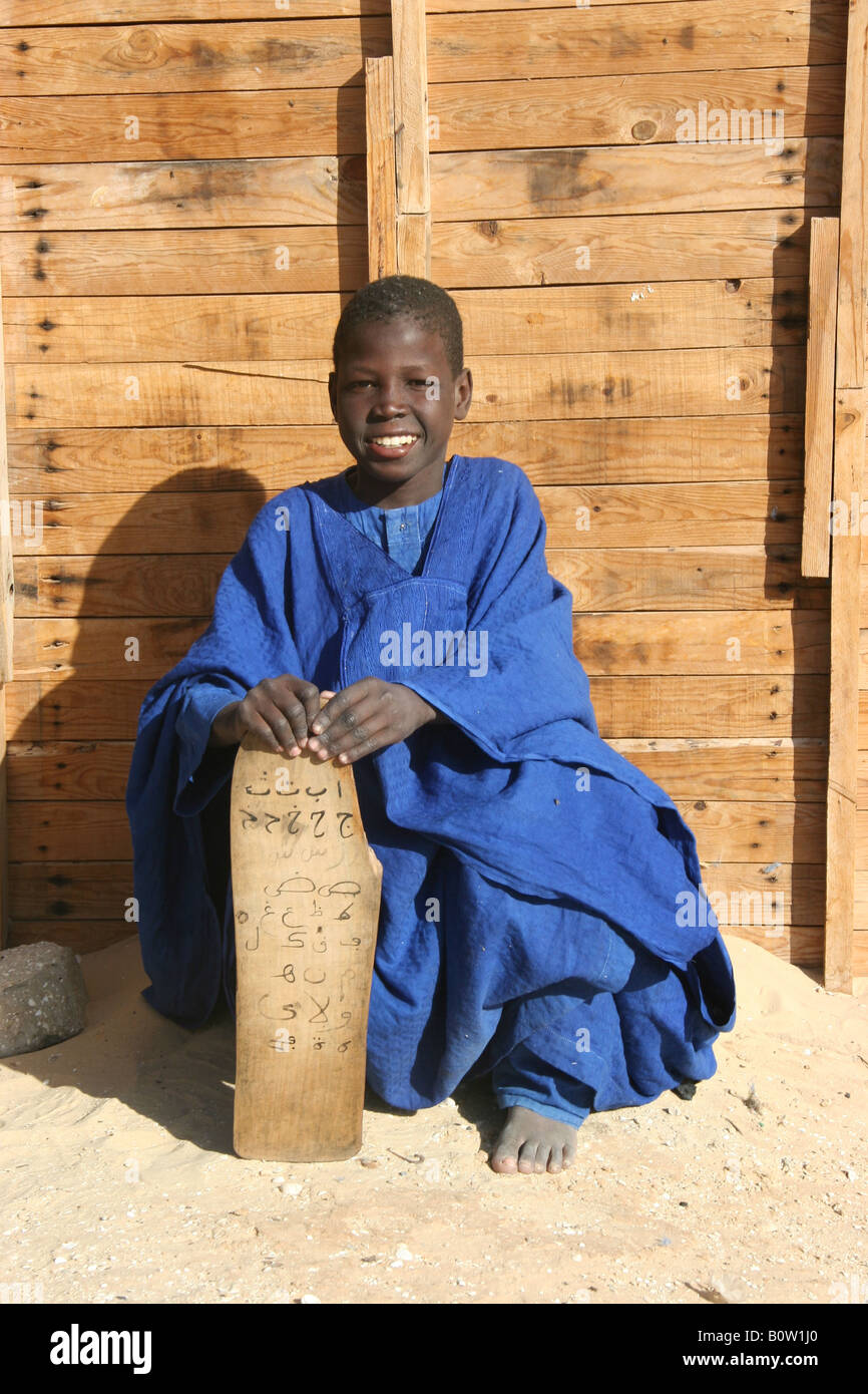 Ragazzo con il suo tablet imparare il Corano in Mauritania, Africa occidentale Foto Stock