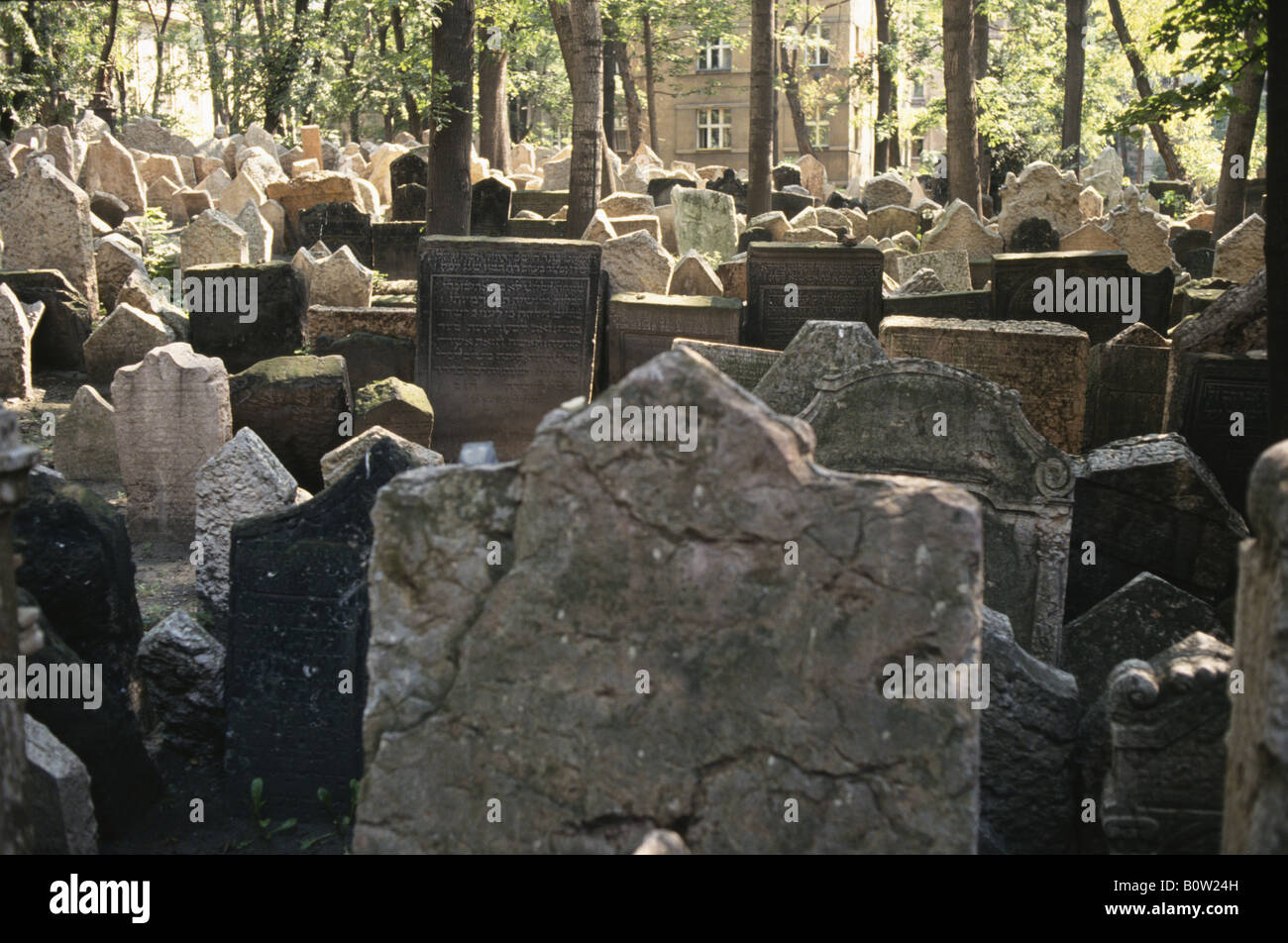 Lapidi nel vecchio cimitero Ebreo Stary Zidovsky Hrbitov a Praga Repubblica Ceca Foto Stock
