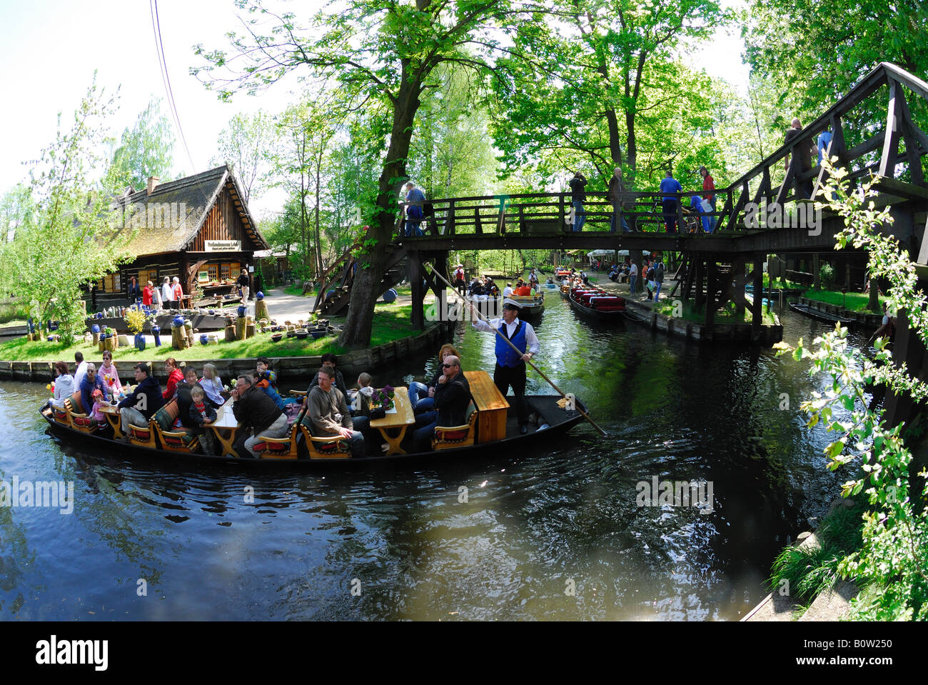 Punt barche in Lehde villaggio nella Foresta della Sprea regione Germania orientale Foto Stock