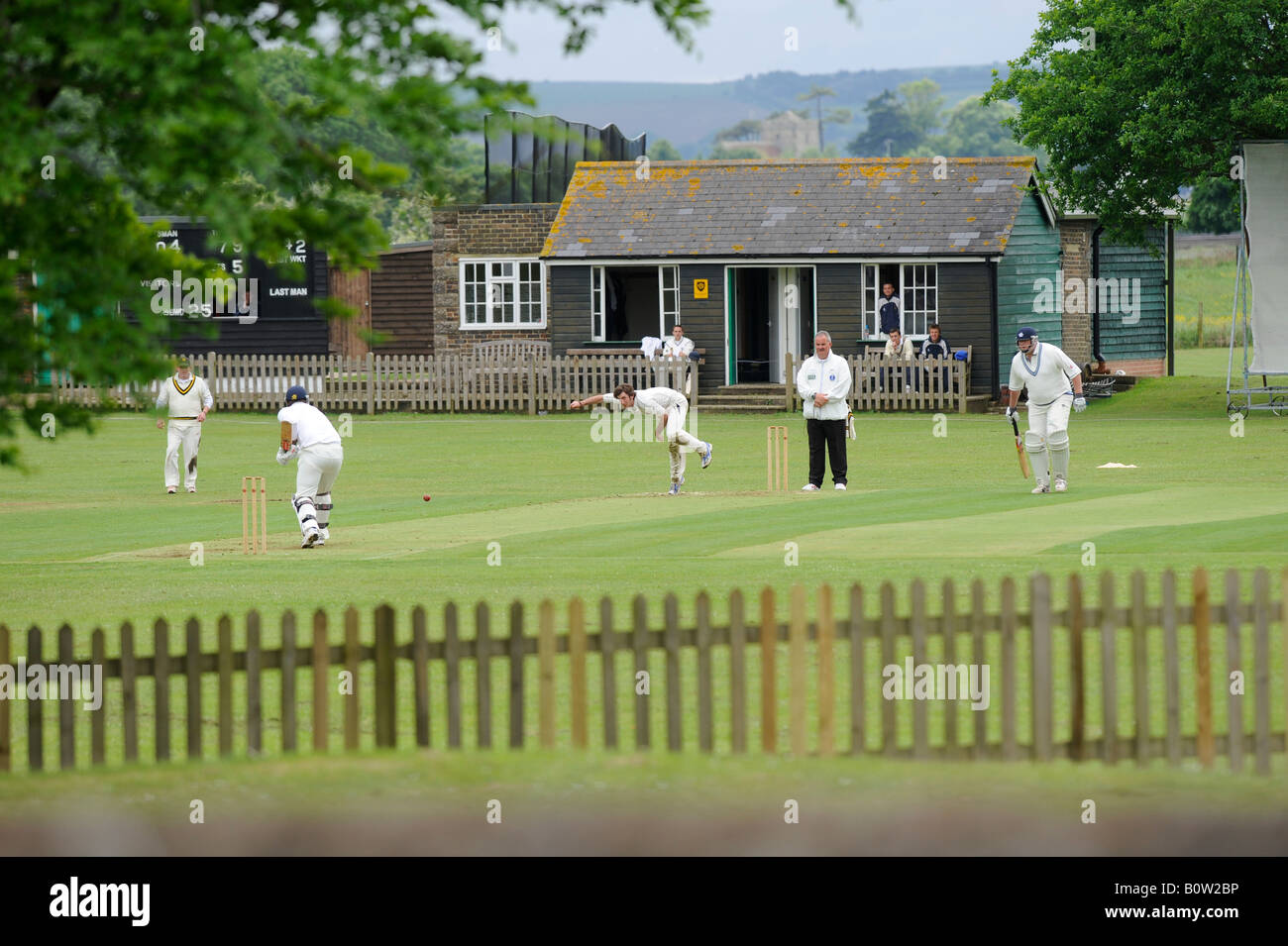 Gli abitanti di un villaggio di godersi una partita di cricket a Glynde in East Sussex. Foto da Jim Holden. Foto Stock
