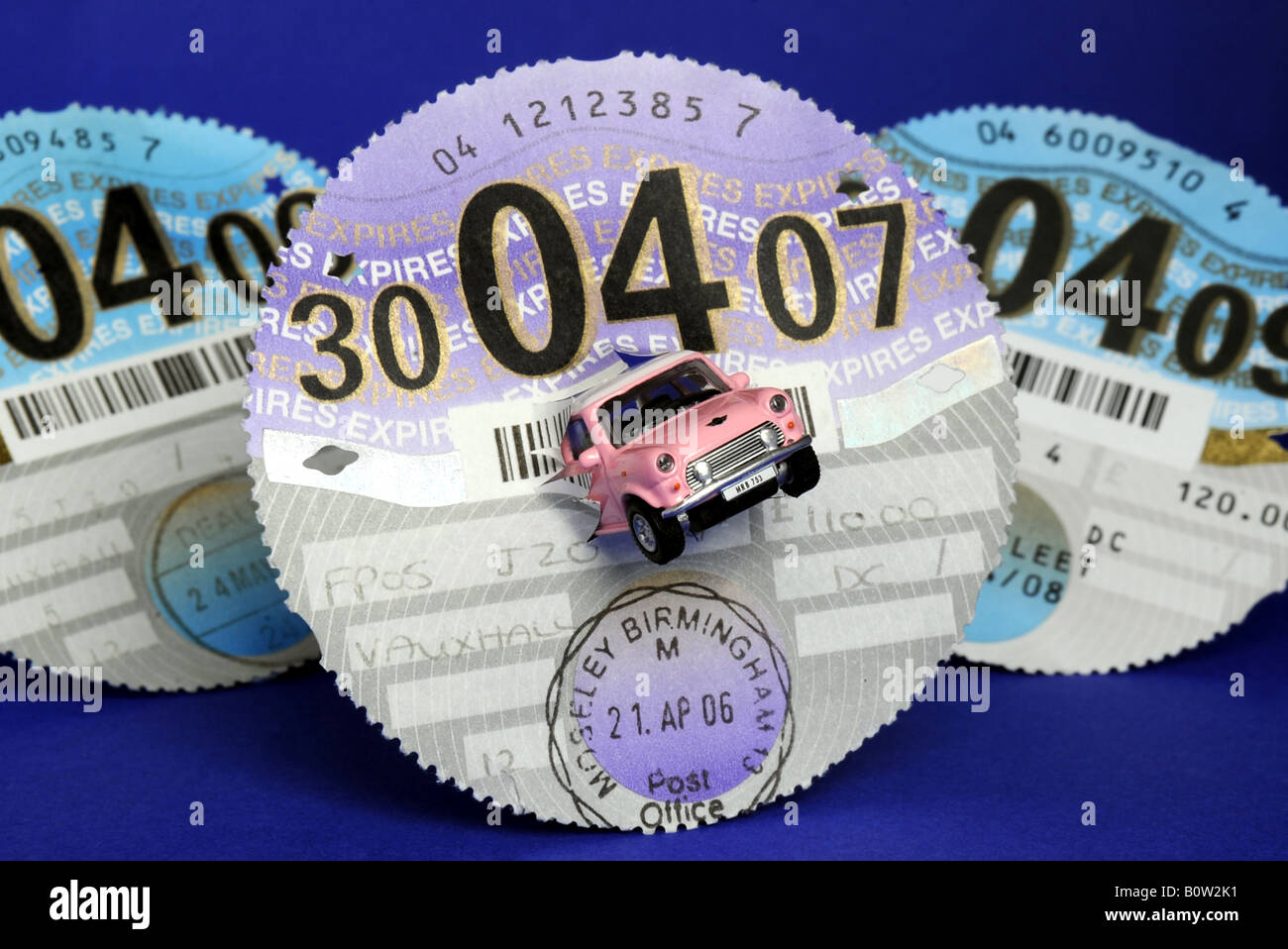 BRITISH AUTO DISCHI FISCALE CON ROVER MINI AUTO,UK. Foto Stock