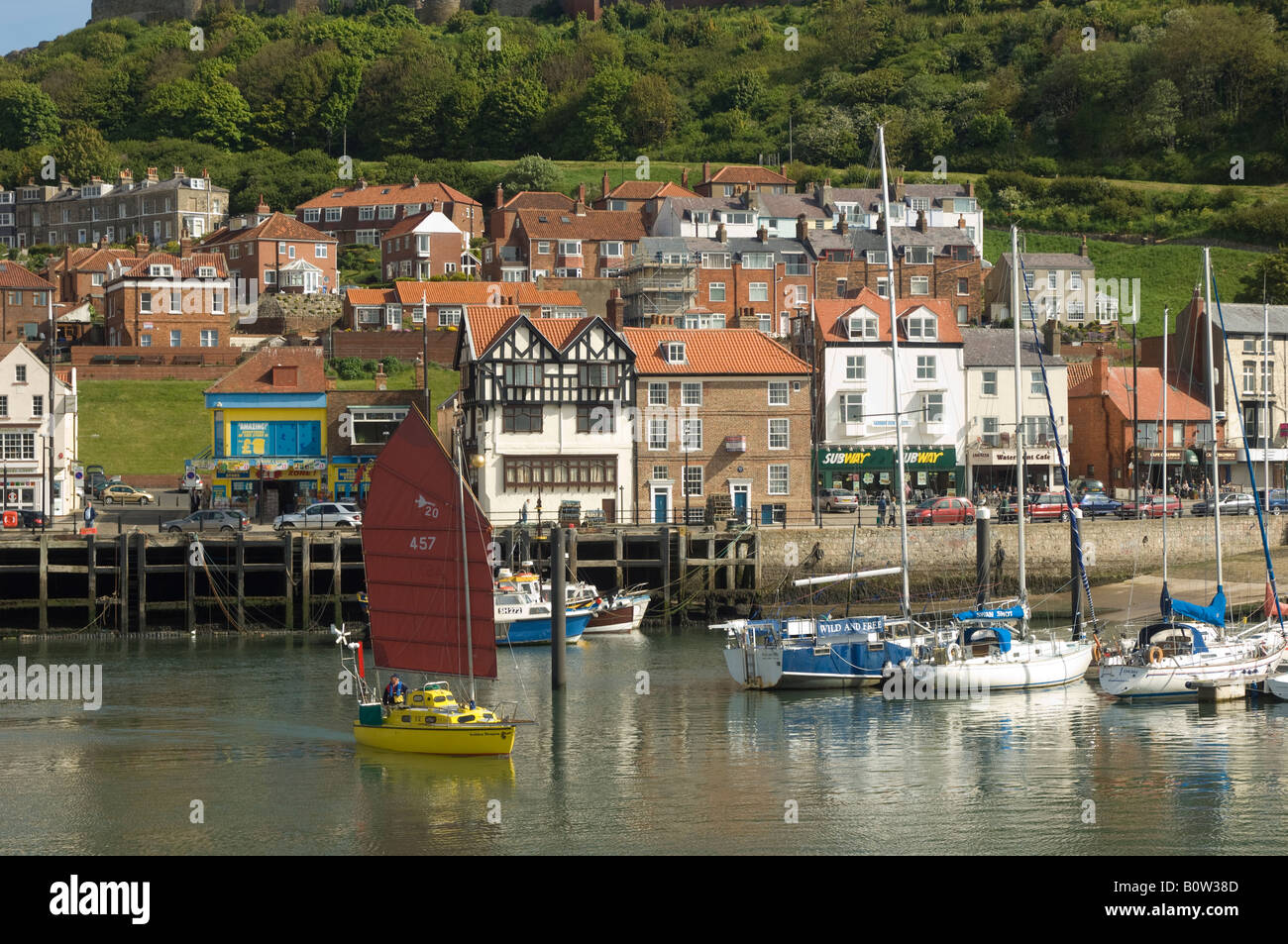 Junk truccate yacht con partenza dal porto di Scarborough, North Yorkshire, Regno Unito Foto Stock