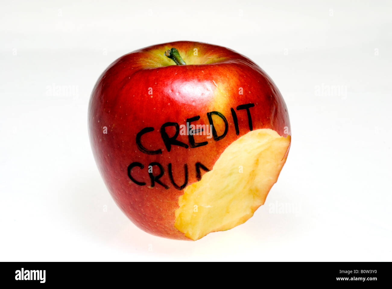 Un Apple con un grande boccone fuori di esso e le parole credit crunch scritto su di esso. Foto Stock