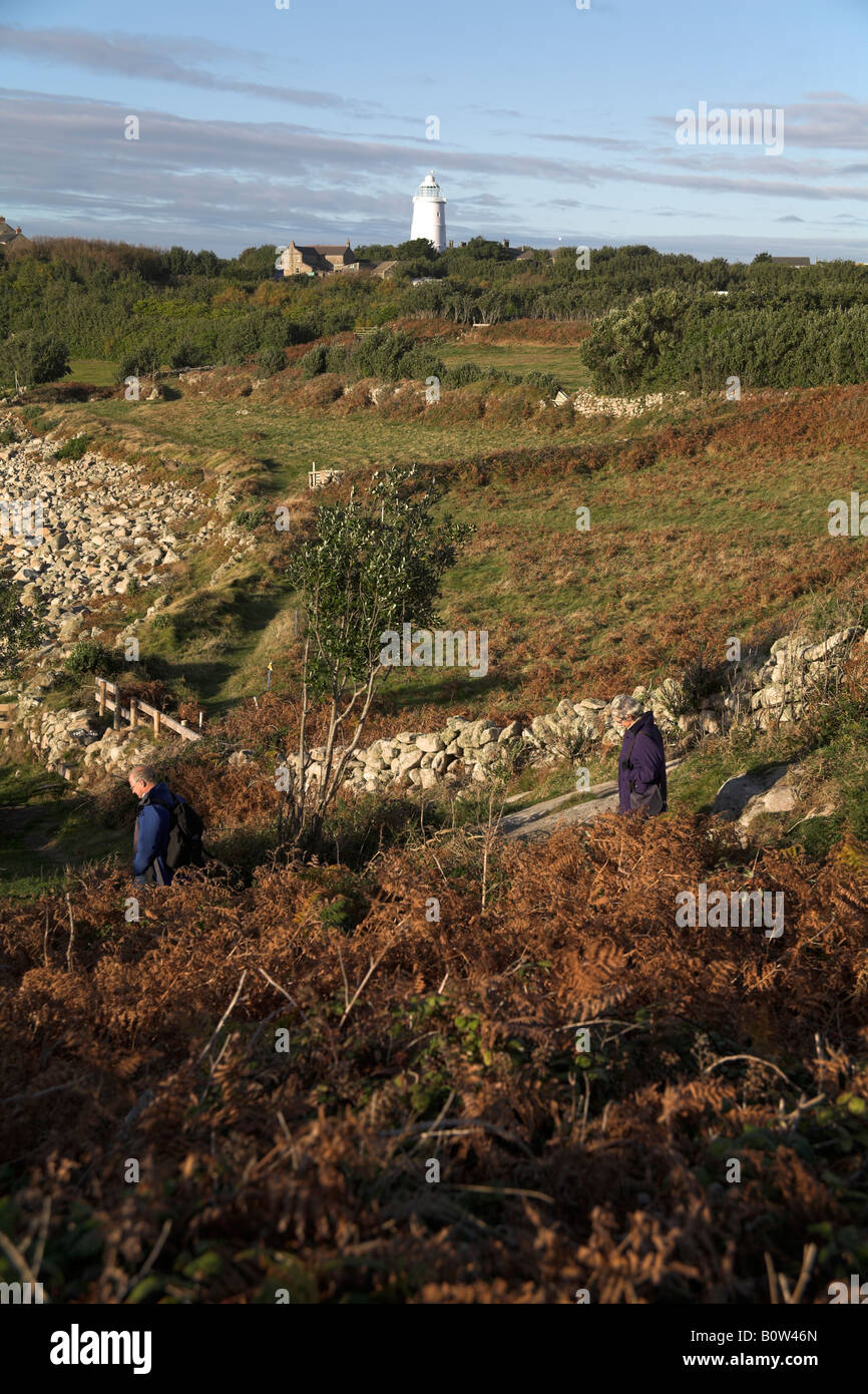 Walkers a St Warnas Cove vicino al Faro Sant Agnese Isole Scilly Foto Stock