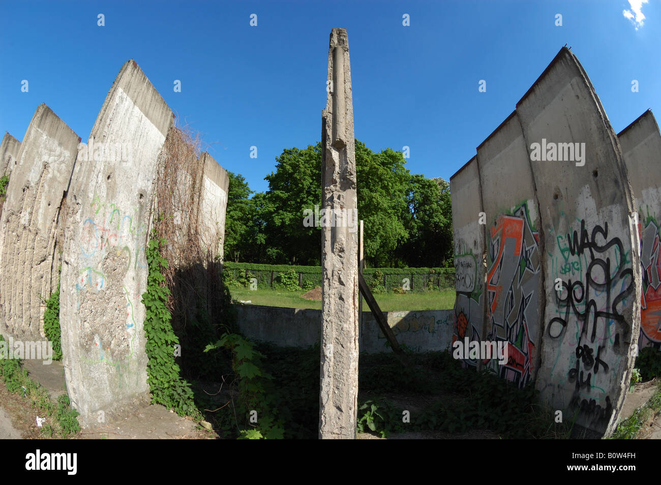 Segmenti del muro di Berlino a Bernauer Strasse memorial Foto Stock