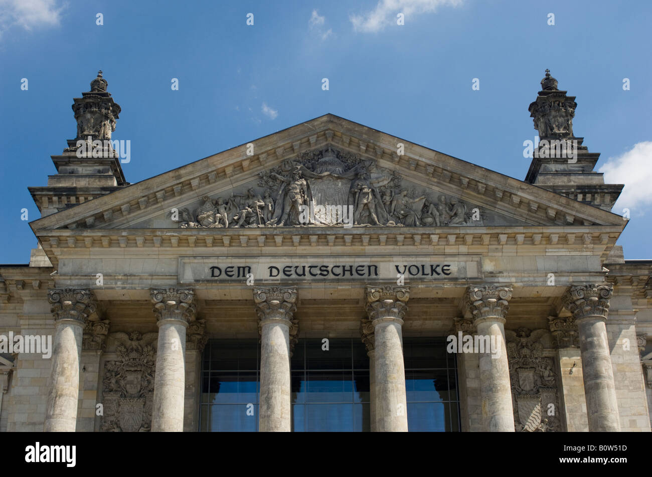 Il palazzo del Reichstag. vista in alzata frontale illustrante la dedizione 'DEM DEUTSCHEN VOLKE', Berlino, Germania. Foto Stock