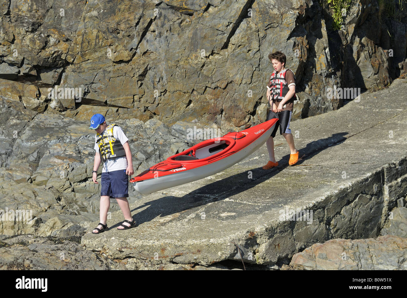 Giovani canoisti rendendo per le acque a bordo di Noth West Bay Nanoose Isola di Vancouver B.C. In Canada. Foto Stock