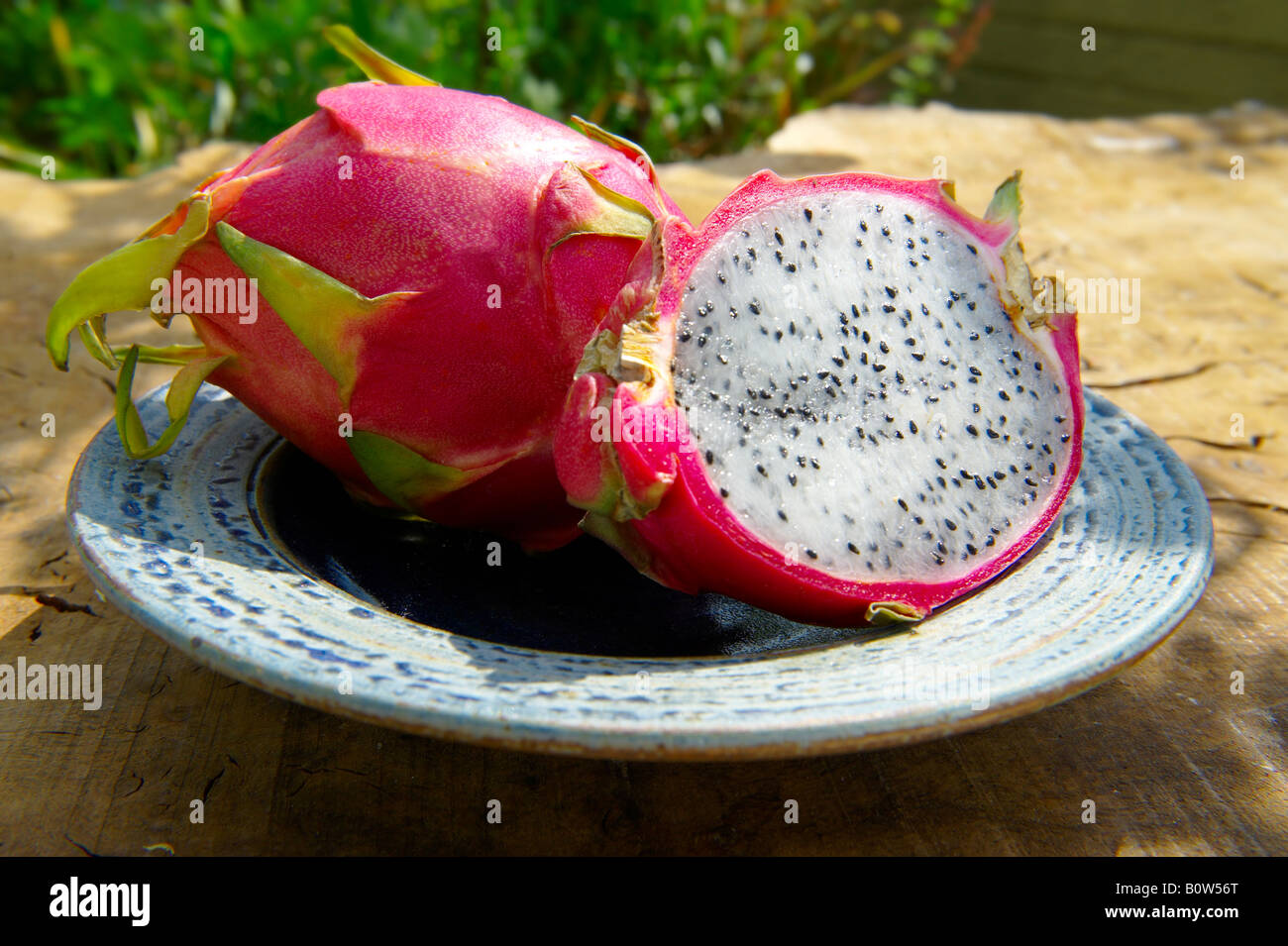 Chiudere del tutto fresco e tagliare pitaya, pitahaya o dragon frutto in una tabella all'aperto Foto Stock