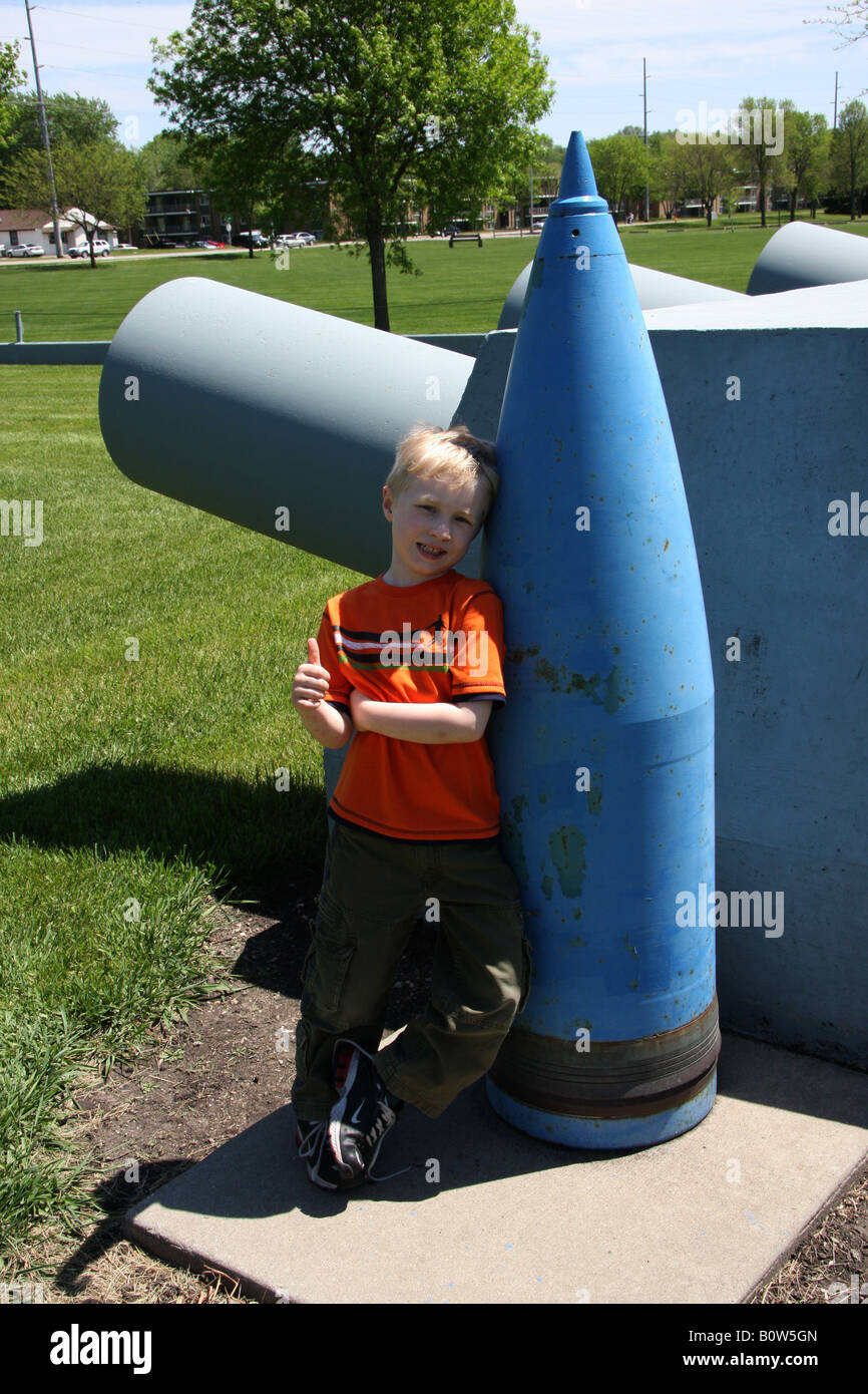 Little Boy in piedi accanto a 16 guscio pollice dalla nave da guerra USS South Dakota. Foto Stock